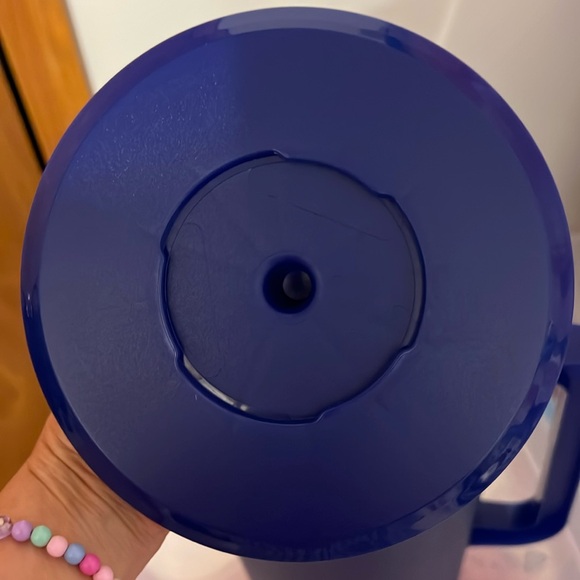 NEW Tupperware 1 Gallon Classic Round Pitcher - Picture 3 of 5